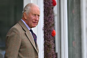 Carlos III mantiene a Harry y Meghan fuera de la familia real; "título de su alteza real sigue en suspenso"