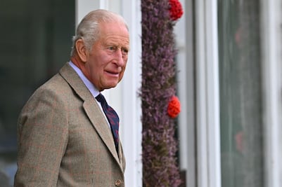 Carlos III mantiene a Harry y Meghan fuera de la familia real; "título de su alteza real sigue en suspenso"