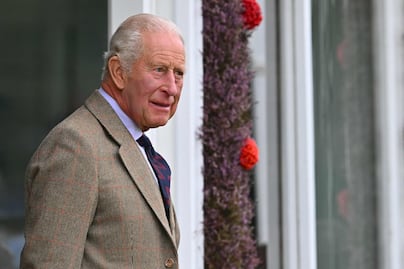 Carlos III mantiene a Harry y Meghan fuera de la familia real; "título de su alteza real sigue en suspenso"