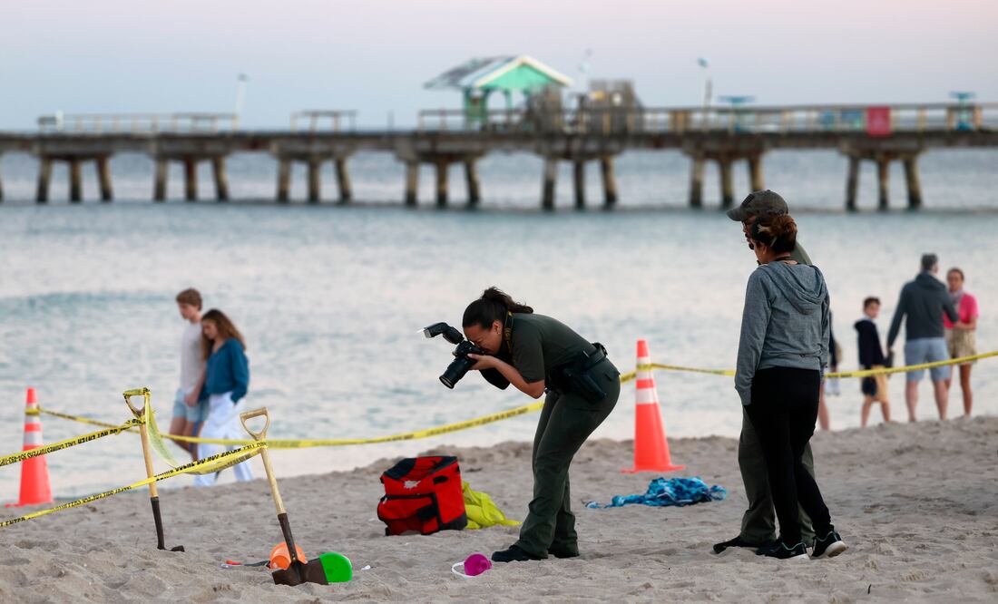 Muere niña de 7 años tras colapso de agujero que cavó en una playa de Florida . (Mike Stocker/South Florida Sun-Sentinel via AP)