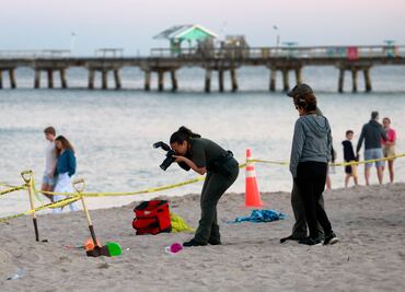 Muere niña de 7 años tras colapso de agujero que cavó en una playa de Florida