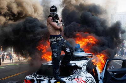 Por protestas en Los Ángeles, Waymo retira sus taxis del centro de la ciudad, donde 5 vehículos fueron quemados