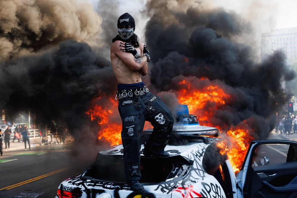 Por protestas en Los Ángeles, Waymo retira sus taxis del centro de la ciudad, donde 5 vehículos fueron quemados (Photo by BLAKE FAGAN / AFP)