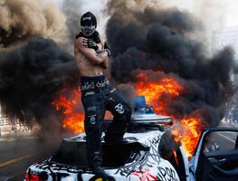 Por protestas en Los Ángeles, Waymo retira sus taxis del centro de la ciudad, donde 5 vehículos fueron quemados