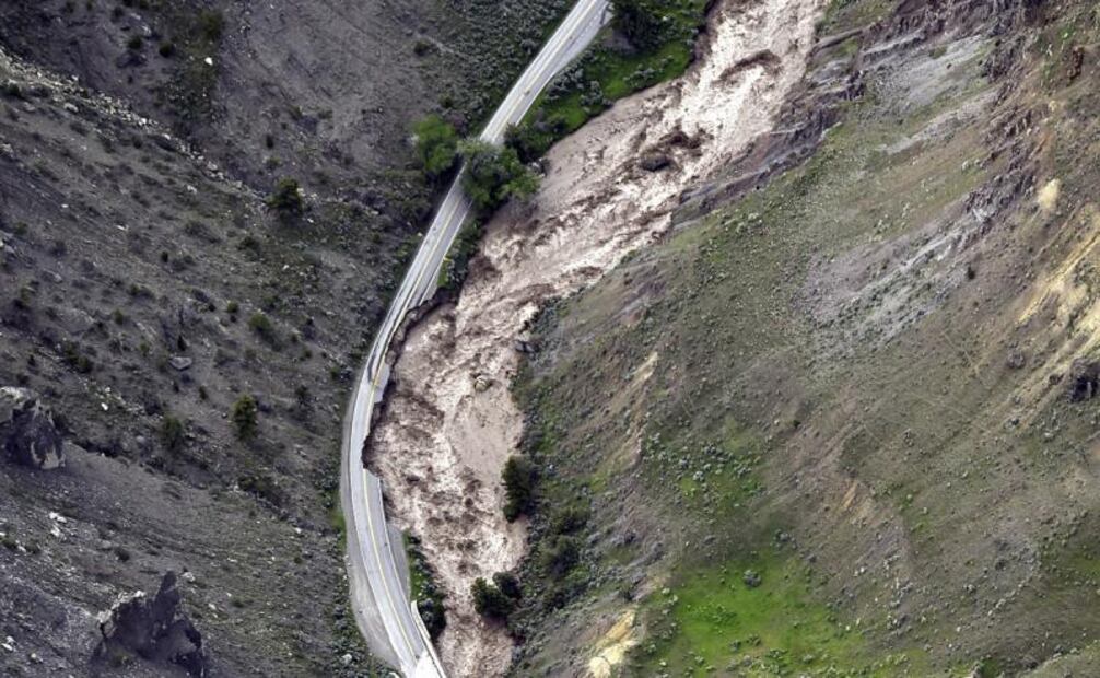 Inundaciones históricas en Parque de Yellowstone arrasan con cabañas y carreteras