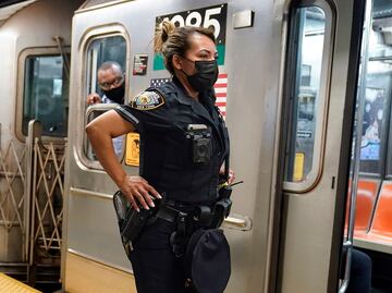 Alcalde de Nueva York anuncia plan para sacar a los vagabundos del metro