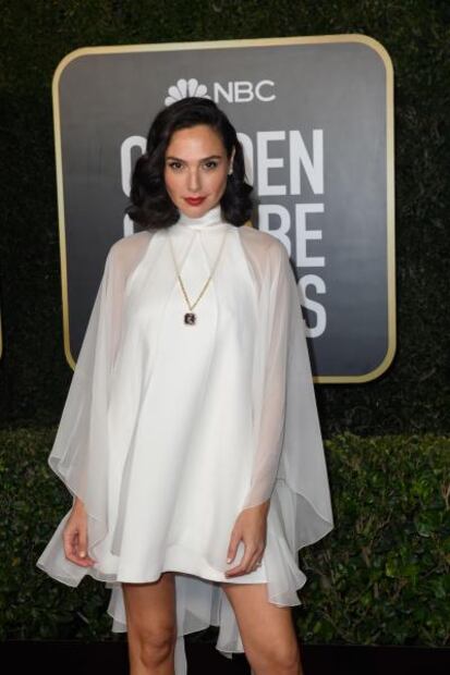 Gal Gadot conquista los Globos de Oro con minivestido y transparencias 