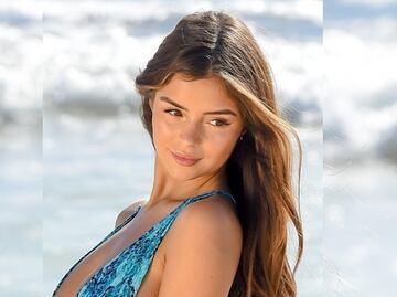 Demi Rose impacta con traje de baño azul en playas de Tulum