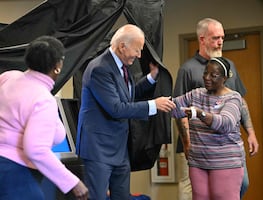 Joe Biden vota anticipadamente y reflexiona sobre una reñida elección en Estados Unidos. FOTOS