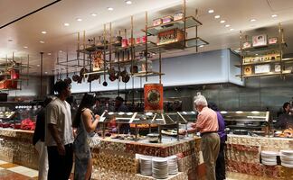 Bacchanal en el Caesars Palace: así es y esto cuesta el buffet más famoso y grande de Las Vegas