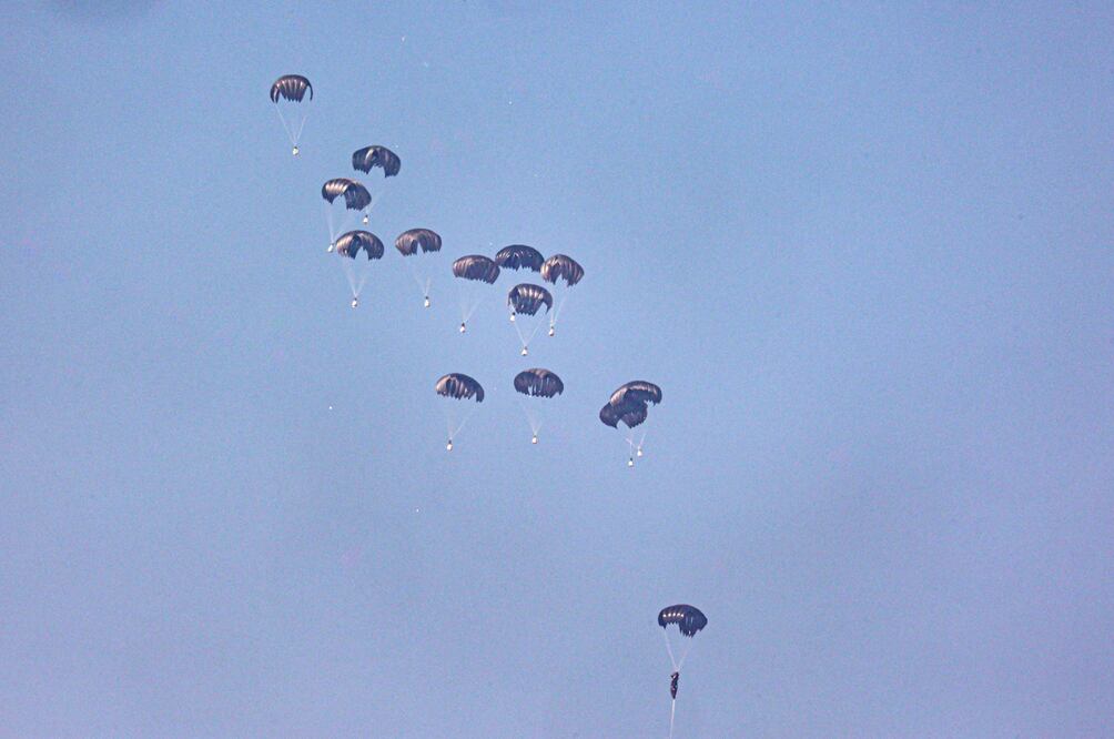 Al borde de la hambruna, la Franja de Gaza recibe ayuda humanitaria desde el aire. FOTOS. (Photo by SAID KHATIB / AFP)