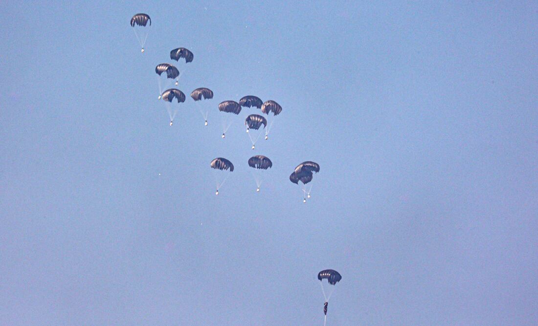 Al borde de la hambruna, la Franja de Gaza recibe ayuda humanitaria desde el aire. FOTOS. (Photo by SAID KHATIB / AFP)