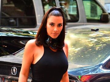 Kim Kardashian luce curvas de impacto con minivestido negro