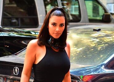 Kim Kardashian luce curvas de impacto con minivestido negro