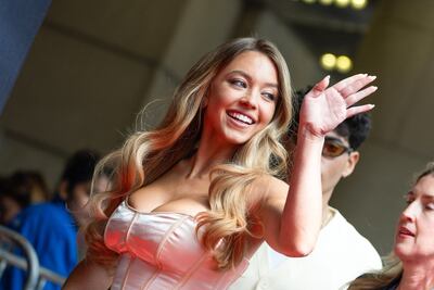 Sydney Sweeney eleva la temperatura en bodysuit en nueva campaña publicitaria