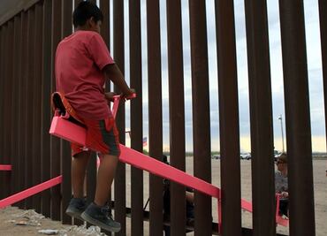 Un sube y baja para unir la frontera entre México y Estados Unidos