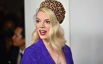 Anya Taylor-Joy “impacta” con minivestido morado en Nueva York 