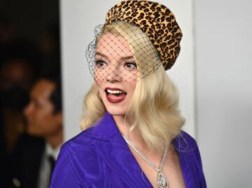 Anya Taylor-Joy “impacta” con minivestido morado en Nueva York