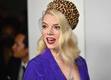 Anya Taylor-Joy “impacta” con minivestido morado en Nueva York