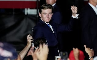 Barron Trump entra al negocio de las bebidas y desata polémica: vende yerba mate a 39 dólares el paquete