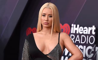 Iggy Azalea presume cinturita de ensueño con ajustado vestido ‘Barbie’