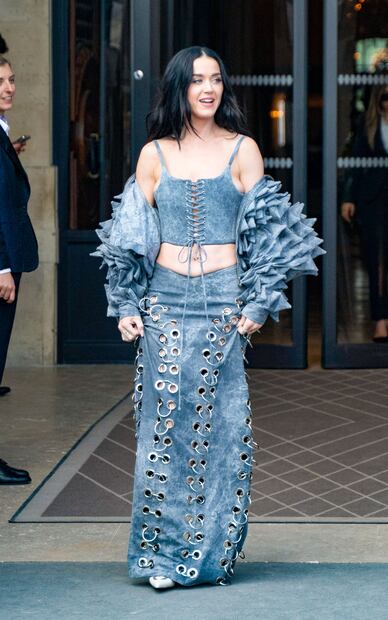 Al estilo Britney Spears, Katy Perry se luce con look de mezclilla en París. Foto: The Grosby Group