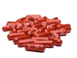 Reino Unido avala primer medicamento contra Covid. ¿Cuánto costará?