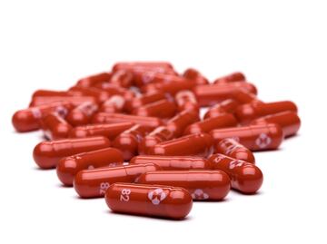 Reino Unido avala primer medicamento contra Covid. ¿Cuánto costará?