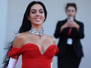 Georgina Rodríguez delinea sus curvas con minivestido ajustado para celebrar su cumpleaños