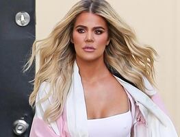 Khloé Kardashian luce figura ‘curvy’ con su bikini más diminuto