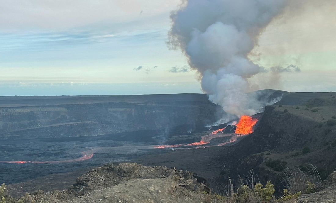 Nueva erupción del volcán Kīlauea: fuentes de lava alcanzan los 90 metros en Hawái. Foto: AP