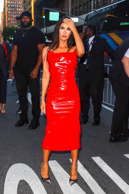 Megan Fox enamora en Nueva York con vestido rojo de látex