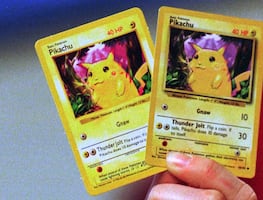 Hombre usa 57 mil dólares de ayuda por Covid para comprar carta de Pokémon