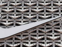 Nike se suma a otras firmas que se retiran de Rusia