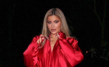 Kylie Jenner remarca su silueta 'curvy' con pantalones metálicos