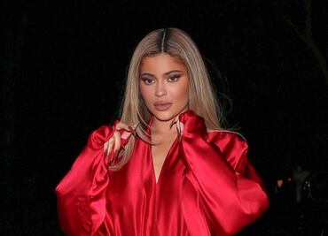 Kylie Jenner remarca su silueta 'curvy' con pantalones metálicos