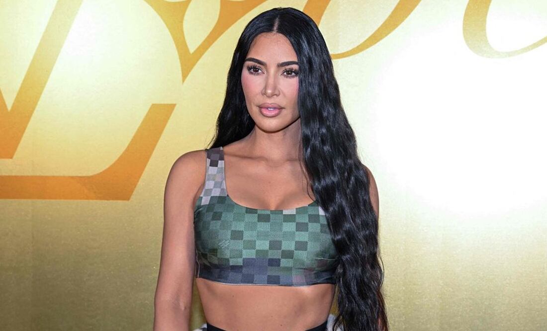 Kim Kardashian sorprendió al lucir un bikini metálico. Foto: AFP