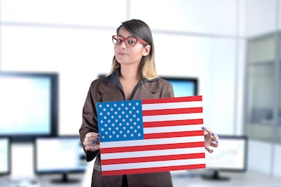 Trabaja en el Consulado de Estados Unidos y gana $321,013 pesos anuales: dan capacitación en el extranjero