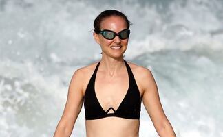 Natalie Portman y el diminuto bikini negro con el que lució un abdomen de impacto