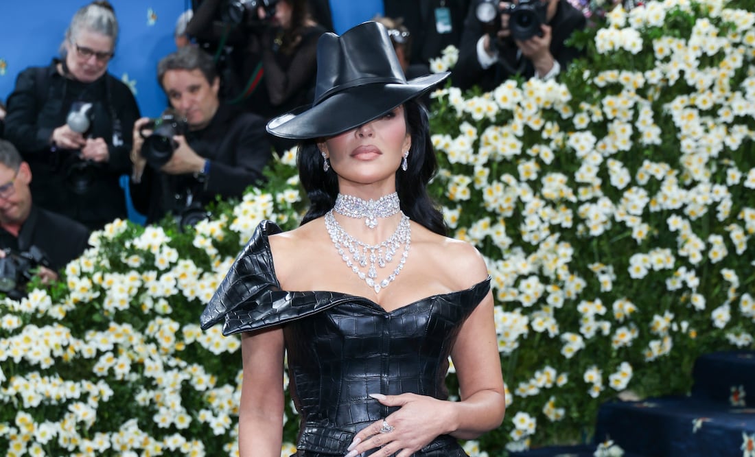 Kim Kardashian se luce etérea con vestido de cuero y corsé en el after party de la MET Gala. Foto: EFE