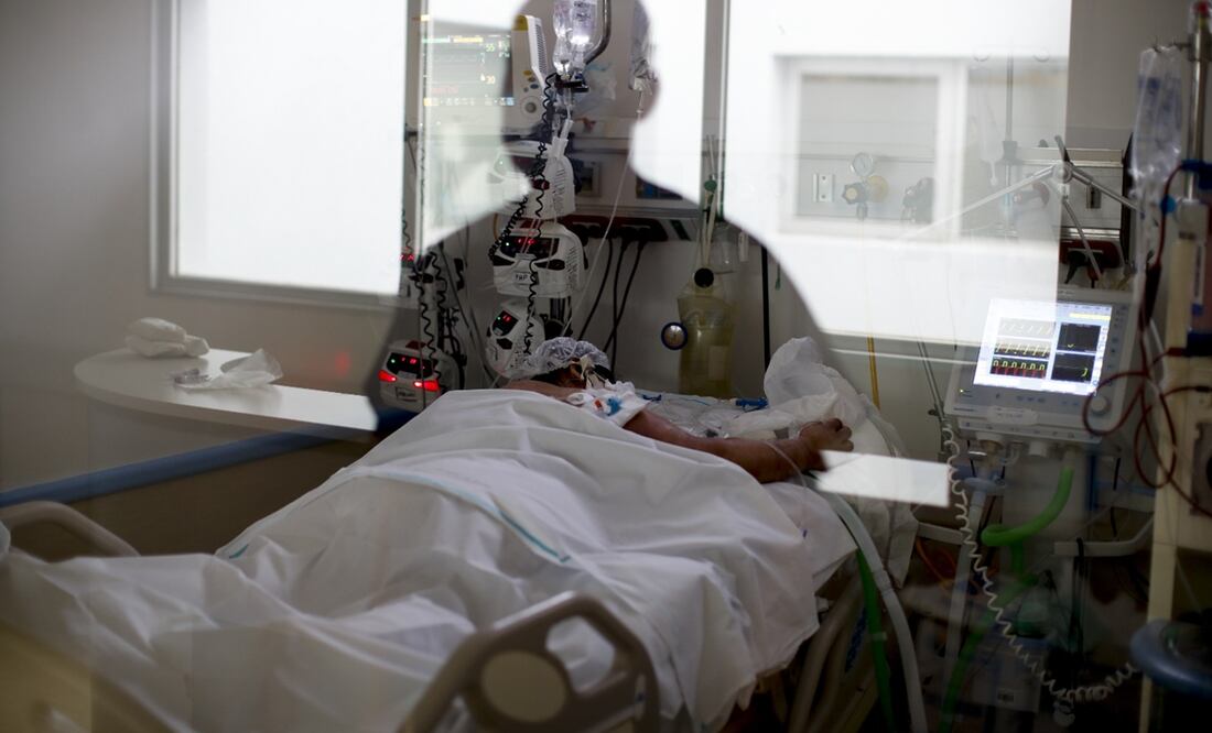 Las muertes por Covid-19 en EU se disparan un 17.6% en una semana, ¿Qué está pasando?. Foto AP