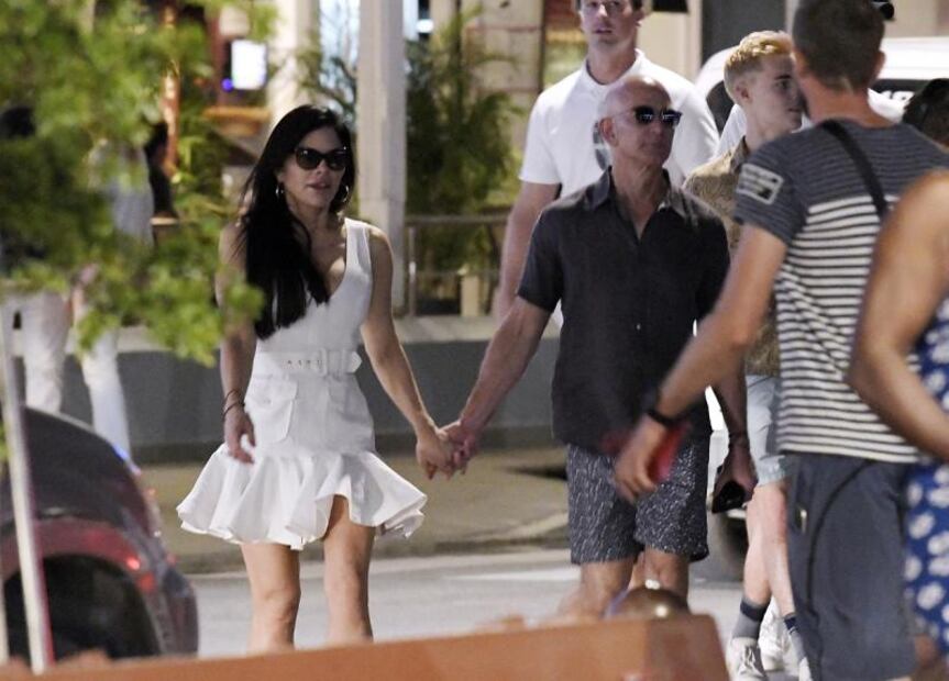 Novia de CEO de Amazon luce minivestido durante vacaciones de lujo