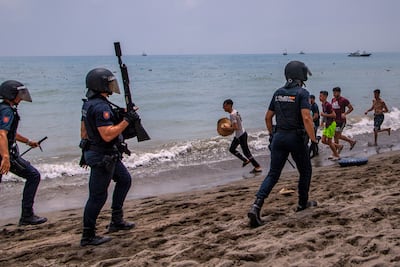 Caos en la frontera: Marruecos usa cañones de agua contra miles de personas que buscan llegar a Ceuta