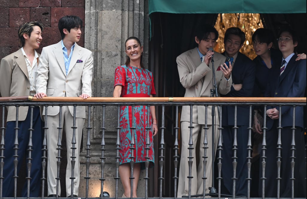 ¿Qué pasó dentro de Palacio Nacional? BTS mostrará imágenes inéditas de su visita a México. Foto @Claudiashein