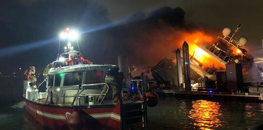 Yate de lujo de Marc Anthony se incendia en Miami