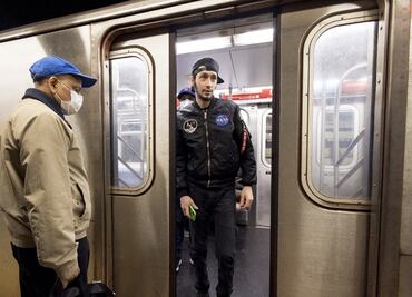 Ante alza de contagios, CDC recomienda seguir usando cubrebocas en transporte