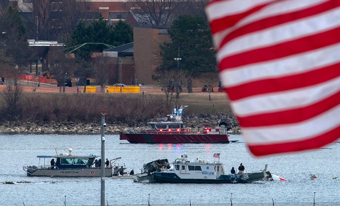 Choque entre avión y helicóptero, el peor desastre aéreo en EU en una generación; encuentran cajas negras. Foto: AP
