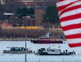 Choque entre avión y helicóptero, el peor desastre aéreo en EU en una generación; encuentran cajas negras