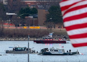 Choque entre avión y helicóptero, el peor desastre aéreo en EU en una generación; encuentran cajas negras
