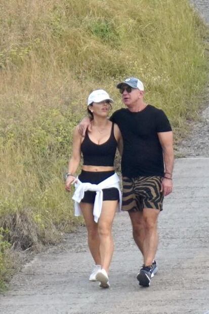 Novia de Jeff Bezos se luce en minishort y crop top en paseo por St. Barts 